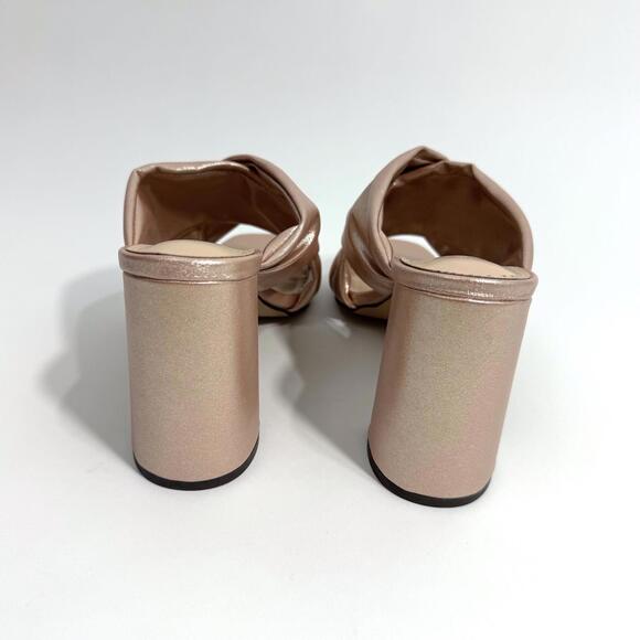 Adrienne Vittadini Women’s Size 8 Champagne Metallic Genie Crossover Sandals - Picture 3 of 10